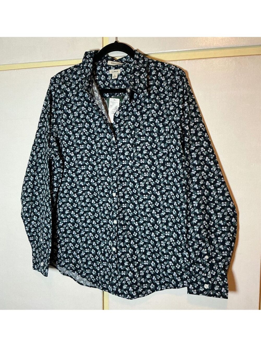 New L.L Bean Women's Size Large Button Up Shirt Wrinkle Free Material Floral